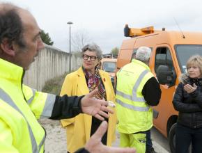 Opération ramassage déchets sur les routes de l'Aude initiée par le Covaldem et le Département. Tamara Rivel, vice-présidente en charge des routes, est venue à la rencontre des équipes.