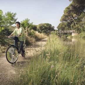 Femme cycliste le long du canal du midi, au somail, dans l'Aude
