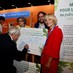 La présidente du Département de l'Aude Hélène Sandragné a accueilli les premiers signataires de la charte de l'arbre et du paysage à l'occasion du salon des communes de Carcassonne, ce  vendredi.