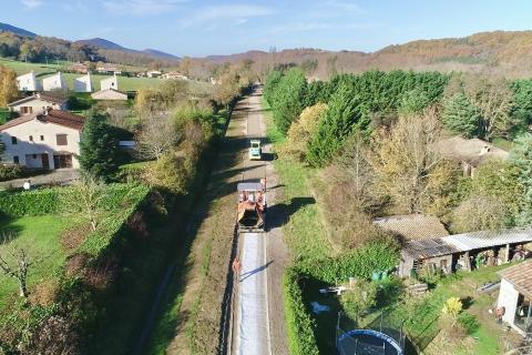 Photo aérienne du chantier de construction de la voie verte entre Sainte-Colombre-sur-l'Hers et Chalabre.