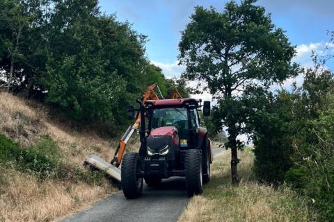 Opération de fauchage en bord de route entre Caunes-Minervois et Capendu
