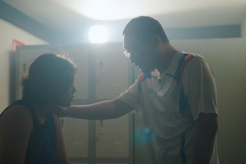 Violences dans le sport, un entraineur avec une jeune fille dans un vestiaire