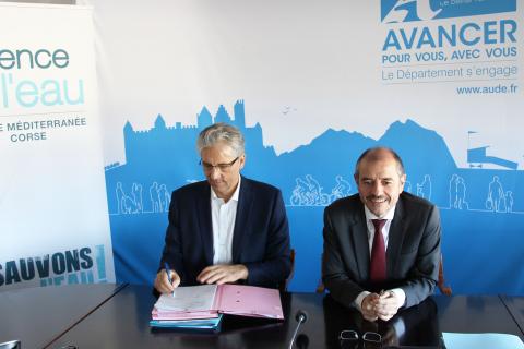 André Viola, président du conseil départemental de l'Aude et Dominique Colin, directeur régional de l'agence de l'eau Rhône Méditerranée Corse signent l'accord-cadre 2020-2026.