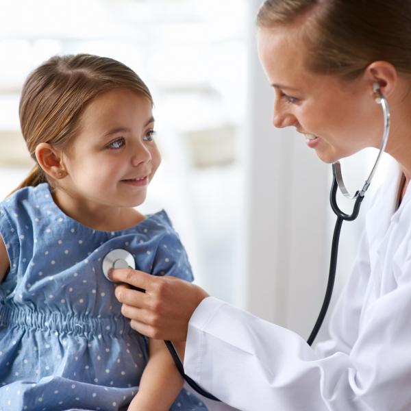 Consultation médicale, un médecin ausculte une fillette