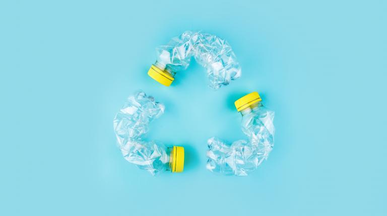 logo du recyclage avec bouteilles plastiques