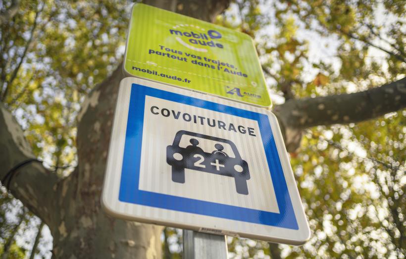 panneau indiquant une aire de covoiturage mobil'aude
