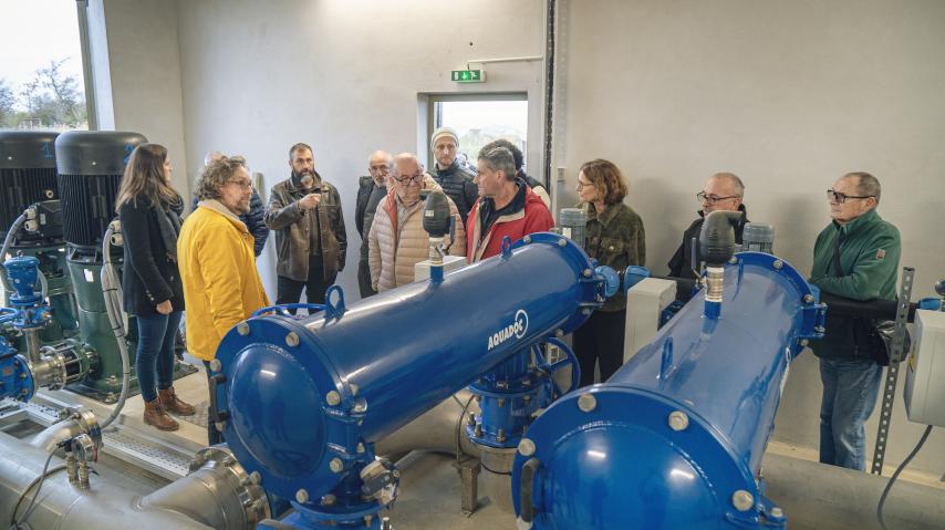 Les différents acteurs, dont le vice-président en charge de la transition écologique Francis Morlon (en veste jaune), ont inauguré les travaux d'extension de la station de pompage de la plaine de Livière.