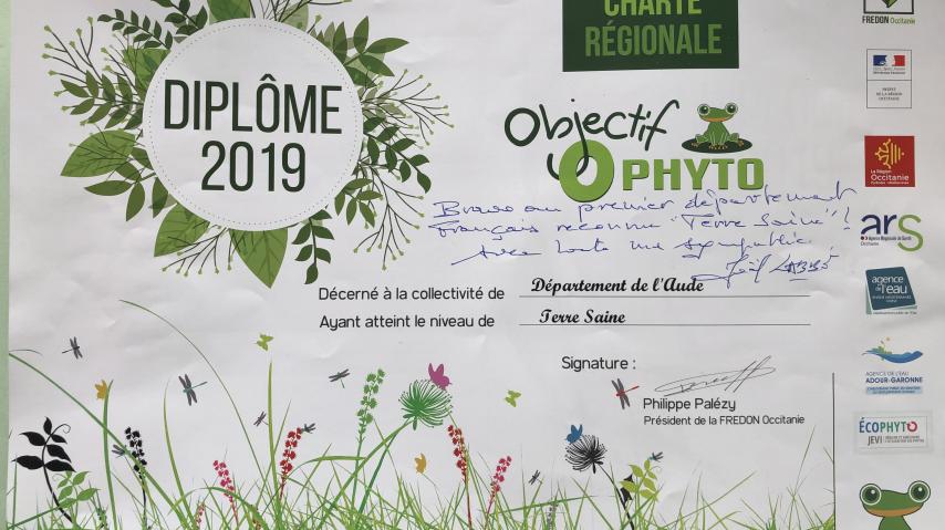 diplôme Label Terre Saine Objectif Zéro Phyto remis au conseil départemental de l'Aude pour sa non utilisation de pesticides.