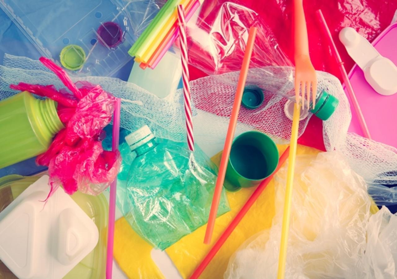 Toutes les sources de plastique à éliminer : bouteilles, sacs, pailles...