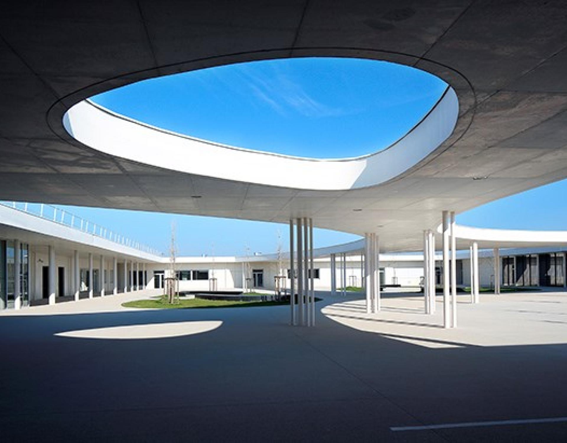 COUR DU COLLEGE ROSA PARKS DE LEZIGNAN CORBIERES